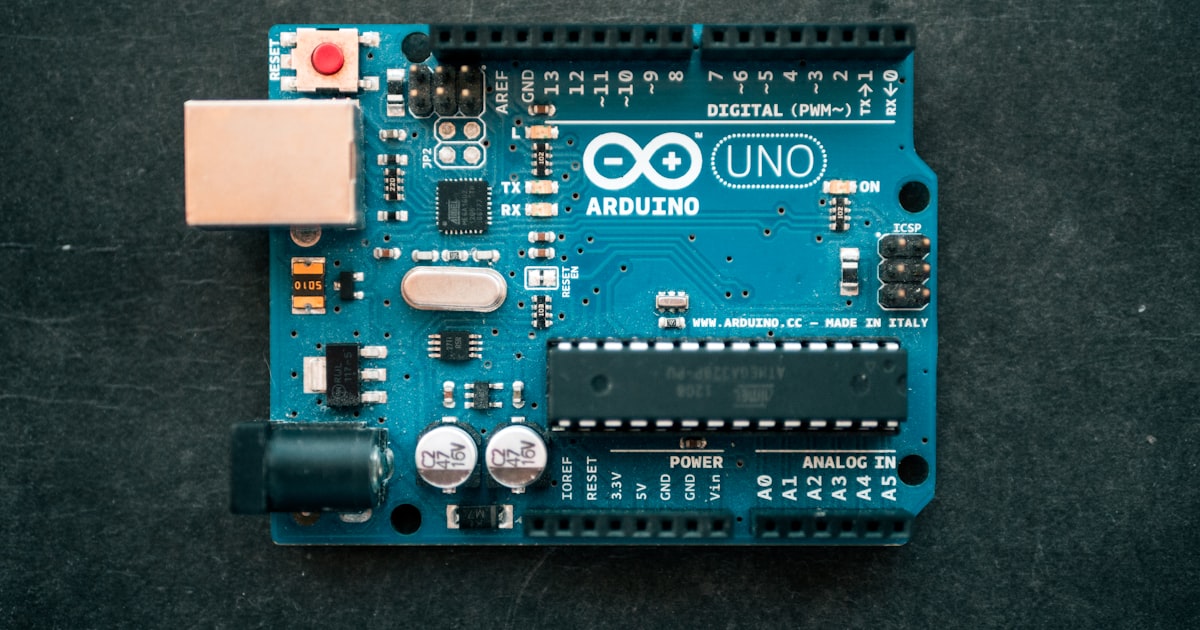 Arduino UNO Q: Dual-Brain Mimarisi, Edge AI ve App Lab ile Hibrit Programlama